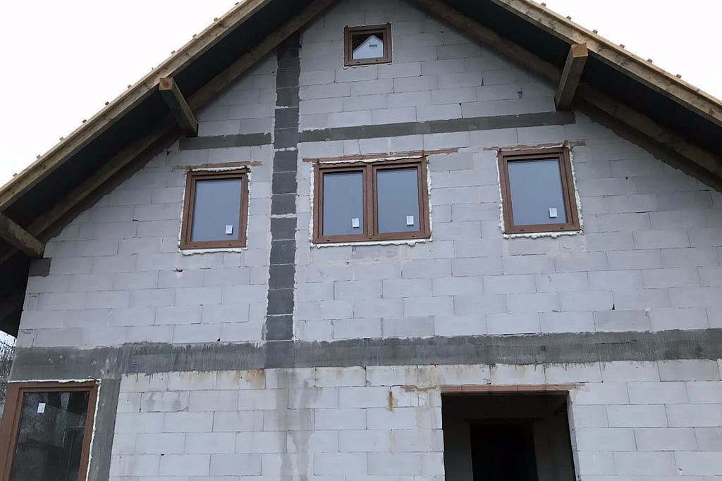 Montaż-okien-drewnopodobnych-Okna-i-drzwi-Tokarczyk-Małopolska